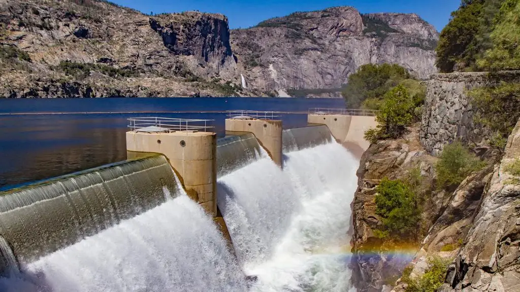 hydroelectric plants emit no greenhouse gases, while coal power emits high levels