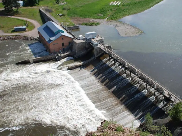 How Do Hydroelectric Dams Affect Water?