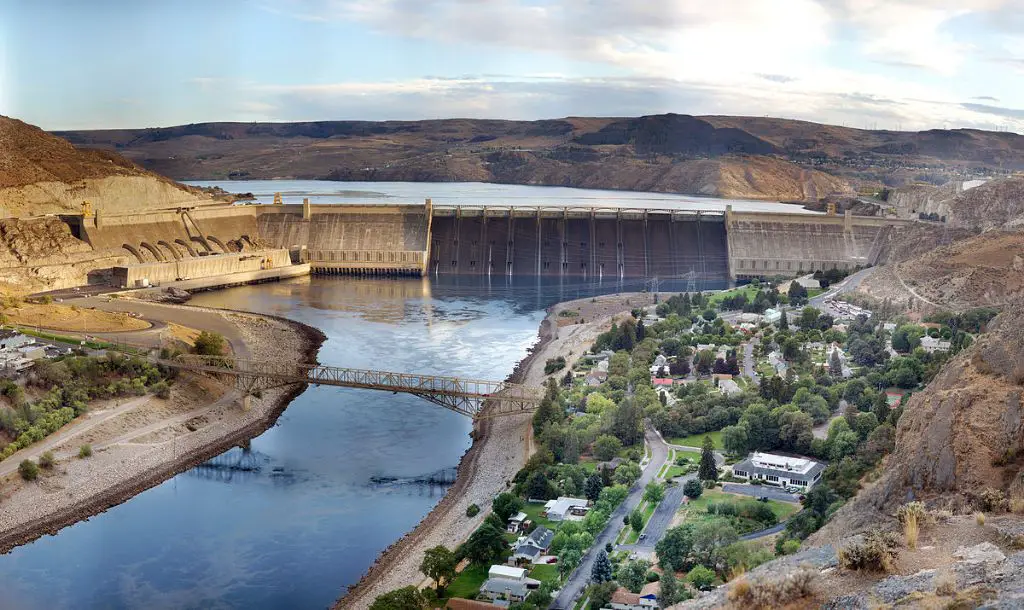 the largest hydroelectric dam in the us is grand coulee
